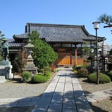 境内正面奥には「本堂」