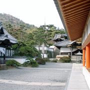 宇多津の昔ながらの町並みの懐かしい坂道を登った先に寺はあります