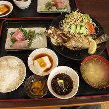 何かの魚のバター炒め定食