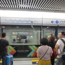 金鐘駅ホームに地下鉄が到着したところ