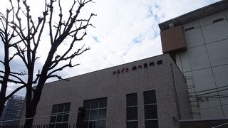 橋のたもとにあります