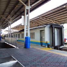 ステンレス製車両。でも新しくはない。最後尾は荷物車?電源車?