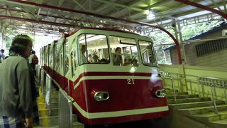 高野山ケーブル --- 「高野山」に行くのに便利！非常に急な斜面を登るケーブルカーです。