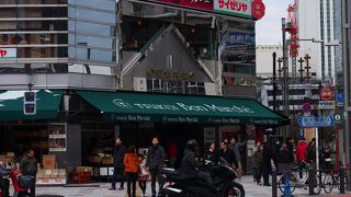 場外市場のお向かいに