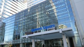 クイーンズスクエアの中にあります