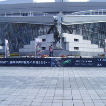 入場門をくぐると、巨大な馬の像が迎えてくれます。