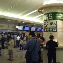 一部のレースだけですが、JRAの馬券も売っています。