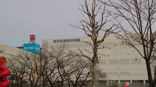 錦糸公園内にあるバスケ、バレーボール　日本リーグの聖地