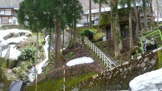 河を渡った山の中の流刑小屋