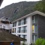 日本にもありそうな渓谷に佇むホテルです