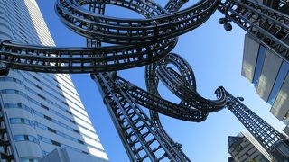 ランドマークプラザとクイーンズスクエアの中間地点にあるステンレス製の巨大アート