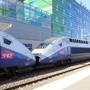 ペルピニャン駅は出口が２つ。Gare TGVとGare SNCF。