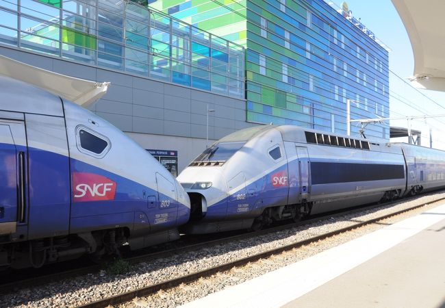 ペルピニャン駅は出口が２つ。Gare TGVとGare SNCF。