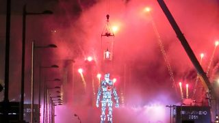 カウントダウンはここで花火があがる。週末の噴水ショーもきれい