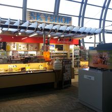 店の後ろは滑走路です。