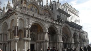 厳しい荷物検査。預けるのが面倒なら軽装がおすすめ。