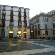 カタルーニャ自治政府庁と市庁舎の間にある広場