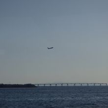 神戸空港から離陸する飛行機