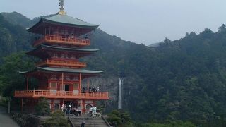 朱色とのコントラスト