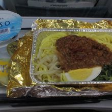 往路_機内食・・美味しくないジャージャー麺