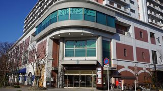 裏手にＦＭラジオのスタジオ