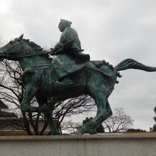 横から見た徳川吉宗公之像です
