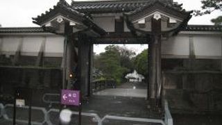 天守閣跡そばの門