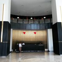 受付 / わかりづらい / 左端の奥にエレベーターホールがあ