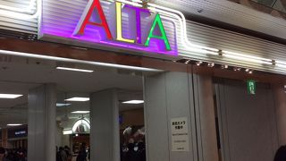 若者の向けファッションのお店がいっぱい