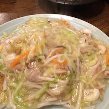 名物皿うどん。これまたでかい。そしてあっさり。