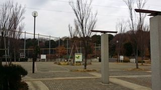 バーベキューや芝生広場がある広い公園