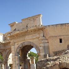 南側から眺める門