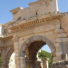 門の上部にはラテン語と思われる碑文が刻まれています。