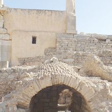 門の右手下にあったトンネル。何のためにあるのかは未確認。