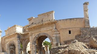 商業アゴラの南側の入口。上部には碑文も。