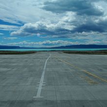 バスが発着するカラファテ空港