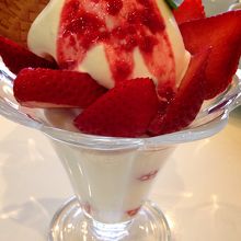 ストロベリーパフェ800円