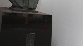 安田講堂の近くにあります