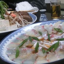 鍋に入れられる前の鯛と野菜