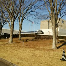 駐車場側から歴博を見る。これでも全体の1/4．