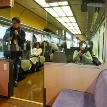 手前はサロンになっており無料で利用できます。