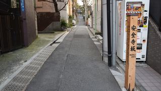 慶応大学三田キャンパスの正門前です