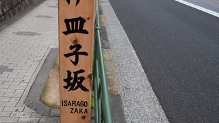 沿道には泉岳寺があります