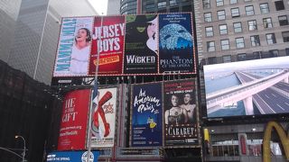 行列になって並んでいるので、ブロードウェイらしさを感じます