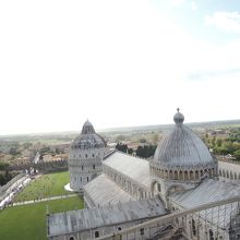 斜塔の上から見た広場