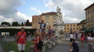 斜塔をバックに記念撮影