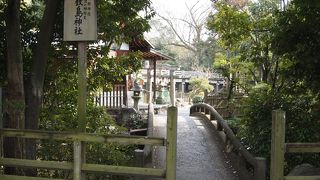 池や橋などのきれいな景観にある神社