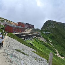 唐松岳頂上直下に建つ山荘