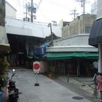 坂を下ると商店街