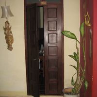 部屋の入り口。木製の観音開き